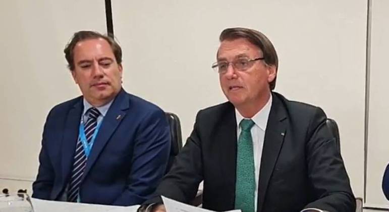 O presidente Jair Bolsonaro em live, ao lado do ex-presidente da Caixa Pedro Guimarães