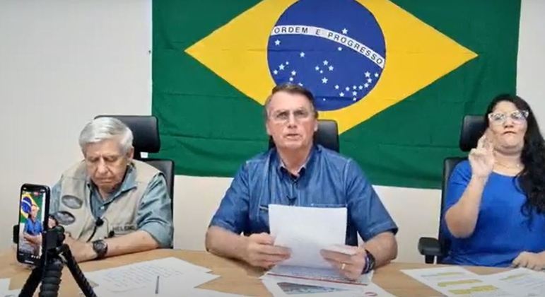 O presidente Jair Bolsonaro em live com o ministro do GSI, general Augusto Heleno