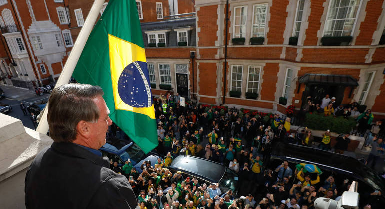 O presidente Jair Bolsonaro em Londres, onde participou do funeral da rainha e foi recebido por brasileiros