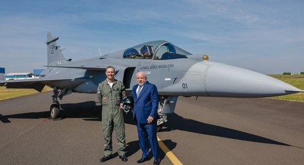 Lula participa da inauguração de linha de produção do caça Gripen