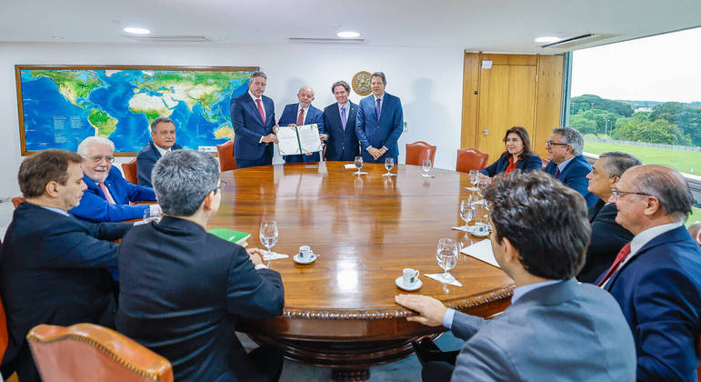 Lula durante a entrega do projeto do arcabouço fiscal a autoridades do Congresso Nacional