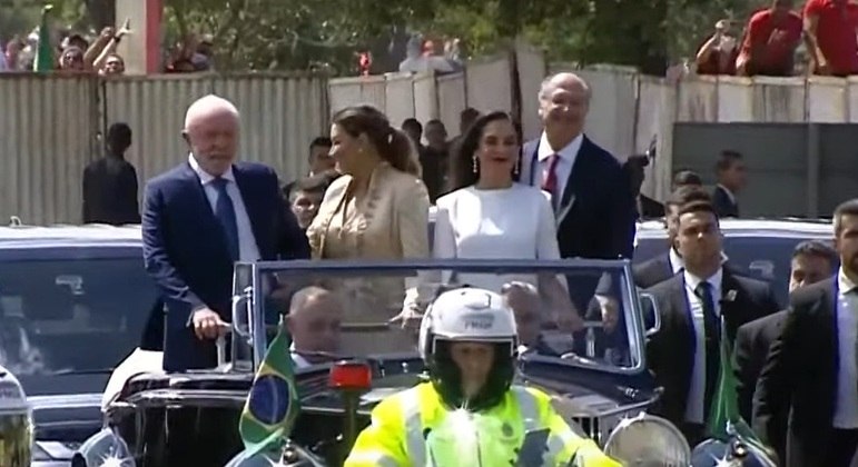 O presidente Lula, Janja, Lu Alckmin e o vice Geraldo Alckmin no Rolls-Royce