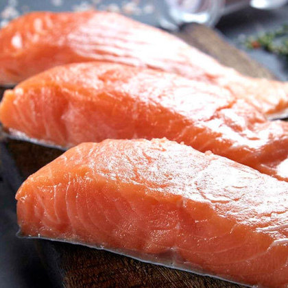 O primeiro alimento que apresentamos é o salmão, rico em ômega 3 e que possui propriedades anti-inflamatórias, importantes na saúde em geral de qualquer pessoa. Ajuda também no combate a doenças como artrite reumatoide e lúpus.