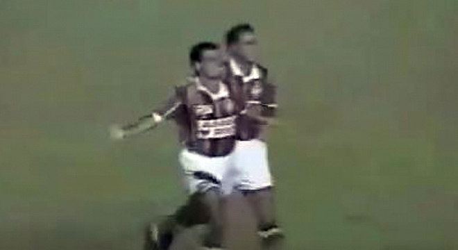 O primeiro Fla-Flu do Octogonal foi incrvel. Mazinho Oliveira abriu o placar a um minuto para o Fla. zio igualou cobrando pnalti aos dez. Svio balanou a rede, Renato Gacho anotou o seu e Marquinhos fez 3 a 2 para os rubro-negros. Tudo no primeiro tempo! Mas Rogerinho entrou e mudou o rumo do jogo, com dois gols: 4 a 3.