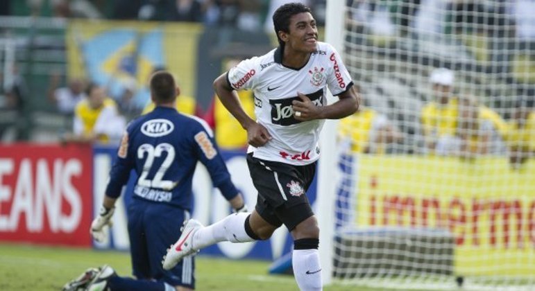 O primeiro gol de Paulinho em um Dérbi aconteceu apenas na 15ª rodada do Paulistão de 2012. no Pacaembu. O tento foi o de empate, e minutos depois Márcio Araújo, contra faria o segundo do Timão, que resultaria na vitória. Paulinho ainda marcou um segundo gol sobre o Palmeiras naquele mesmo ano, pela 26ª rodada do Brasileirão.  