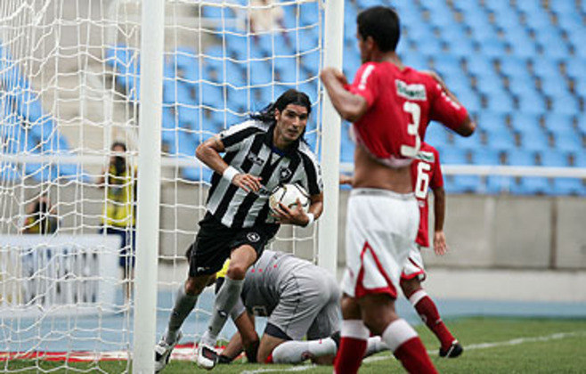 O primeiro gol do uruguaio com a camisa alvinegra foi na vitória, por 2 a 1, de virada sobre o América, na Taça Guanabara de 2010. De cabeça, Loco fez o primeiro gol do Glorioso, na estreia de Joel Santana