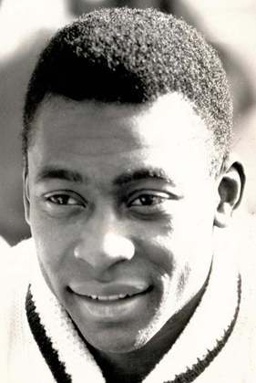 O primeiro jogo profissional e o primeiro gol de Pelé foi aos 15 anos de idade, contra o Corinthians de Santo André. O jogo terminou 7x1 para o Santos.