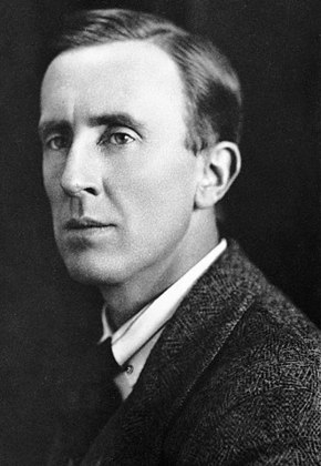 O primeiro lugar é de John Ronald Reuel Tolkien. Mais conhecido como R.R. Tolkien, ele foi autor e escreveu livros como 