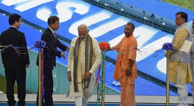 O primeiro-ministro da Índia, Narendra Modi, participa de inauguração de fábrica da Samsung