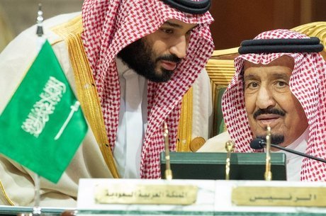 O príncipe herdeiro Mohammed Bin Salman (E) e seu pai, o rei Salman, introduziram algumas reformas