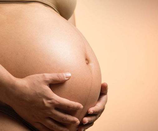 O procedimento não é recomendado para grávidas por representar uma colocação invasiva que pode causar infecções. 