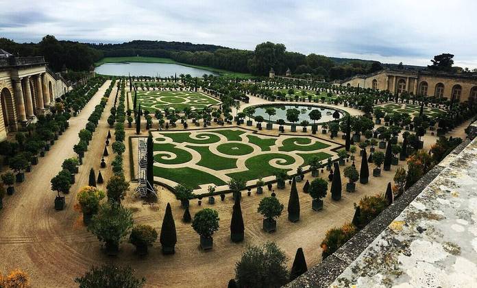 O projeto paisagístico em estilo barroco é de André Le Nôtre, um dos trabalhos mais marcantes de sua carreira. Os jardins contam com fontes, estátuas e até um imenso tanque d’água. 