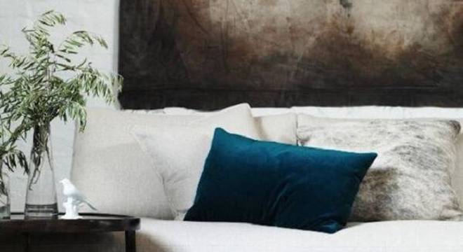 O puff gigante da sala vira mesa lateral ou de centro