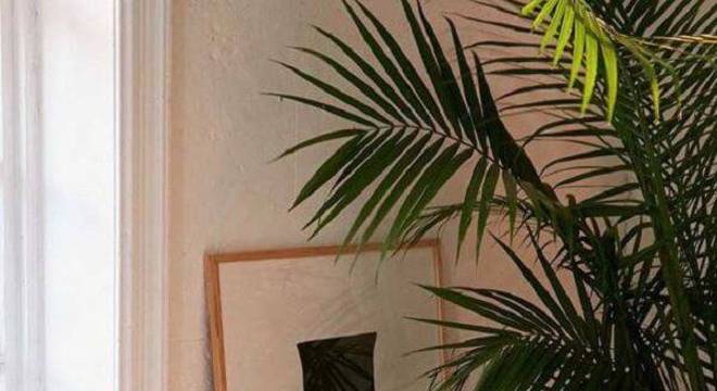 O puff gigante rosa convida os ocupantes do ambiente a desfrutarem do seu conforto