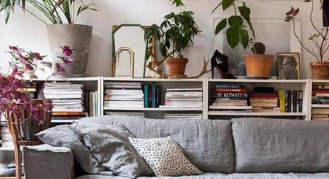 O puff gigante vinho serve de mesa de centro na sala de estar