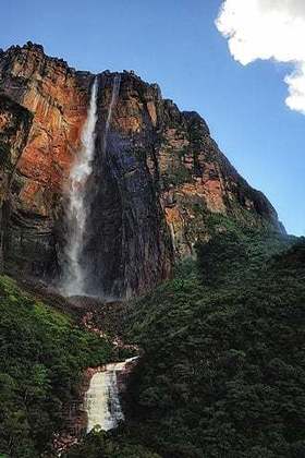 O que chama atenção no Salto Ángel, como é chamado em espanhol, não é o volume de água, mas a altura. É a cachoeira mais alta do mundo, com 807 metros de queda de água, proveniente do rio Churún. Fica no Parque Nacional de Canaima e é Patrimônio da Humanidade. 