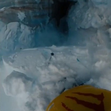 O que evitou um acidente grave ou até fatal foi o ato do esquiador de bloquear um de seus esquis no gelo, interrompendo a queda. 