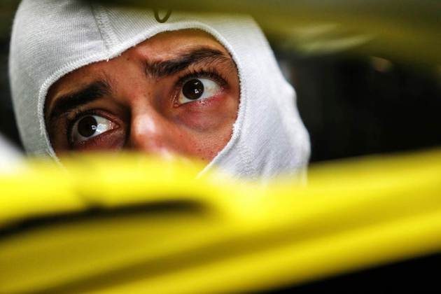 O que observa Daniel Ricciardo na garagem de Sóchi?
