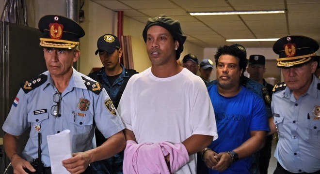 Ronaldinho e Assis estão detidos no Paraguai por falsificação de documentos