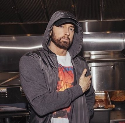 O rapper Eminem fez 50 anos neste 17/10/2022. Um dos artistas mais influentes e controversos da música, conquistou seu espaço com apoio de um dos maiores nomes do Hip Hop: Dr. Dre (que ouviu uma fita do jovem e o chamou para sua gravadora). 