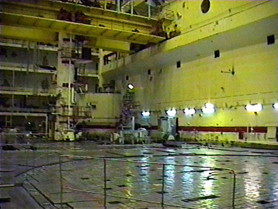 O reator 4 (como este da foto, que era o número 1) explodiu, durante um teste de segurança, matando dois trabalhadores que operavam a unidade. Um incêndio durou quatro dias.  