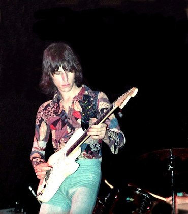 O reconhecimento de Jeff Beck chegou em 1975 quando ele gravou o álbum 'Blow By Blow', em carreira solo. 