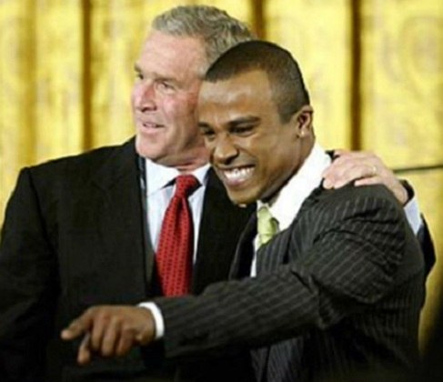 O reconhecimento internacional foi tanto que Alexandre Pires chegou a ser recebido pelo presidente dos Estados Unidos, George W. Bush, em 2003, em uma apresentação na Casa Branca. 