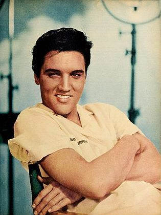 O Rei do Rock, Elvis Presley, teria feito 87 anos no último dia 7. Mas morreu precocemente, aos 42 anos, em 16/8/1977. Americano de Memphis, no Tennessee, começou a carreira em 1953 numa banda de Country e Rhythm & Blues. Mas consagrou-se no Rock, impulsionando e popularizando o gênero. 