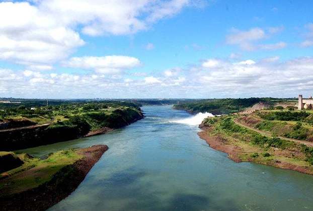 O rio é fundamental economicamente, principalmente para os pescadores que vivem sob suas margens e têm nele o seu sustento diário. Possui barragens hidrelétricas durante seu percurso, mas é em grande parte navegável,  sendo ponto de ligação para cidades do interior da Argentina e do Paraguai. 