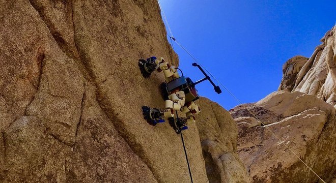 O robô Lemur, da Nasa, consegue subir e descer penhascos