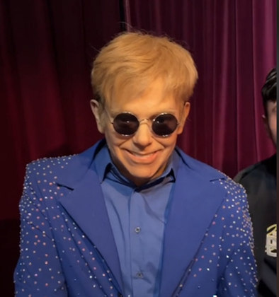 O rosto de Elton John também deu uma boa murchada. 