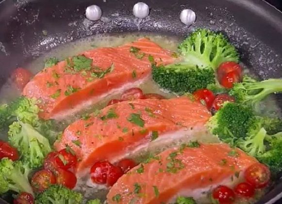 O salmão é um peixe mais calórico do que a maioria, por isso é importante consumi-lo com moderação. Para aproveitar todos os seus benefícios, é preciso adotar uma dieta equilibrada.  