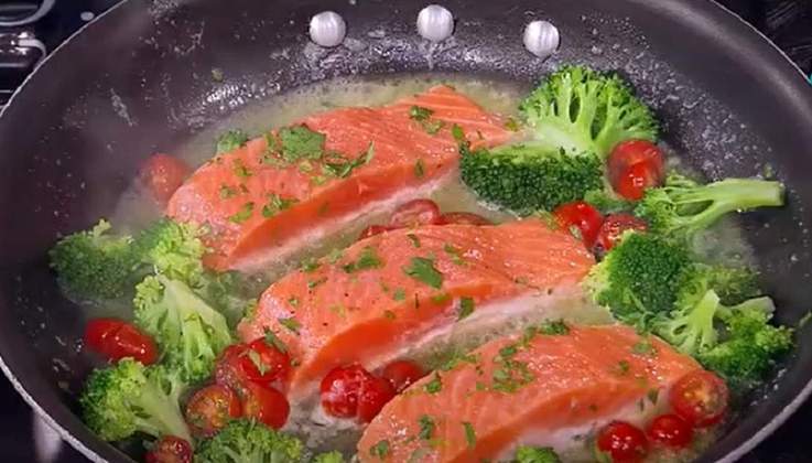O salmão é um peixe que chama muita a atenção pelo seu sabor e pela leveza, sendo que os acompanhamentos dele também deixam o prato mais inesquecível. Um deles é o brócolis, que combina muito bem com o peixe e equilibra os sabores. 