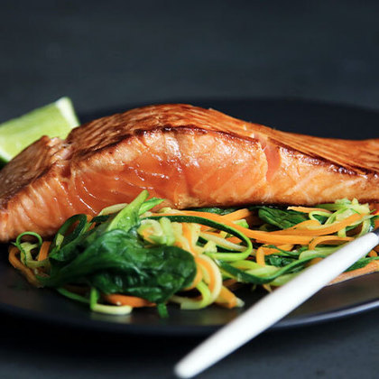 O salmão grelhado tem baixo índice de gordura. Com frequência, recebe uma camada de calda de maracujá. Combina bem com verduras e legumes em tirinhas. 