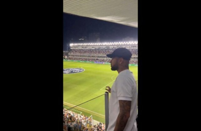 O Santos contou com um torcedor ilustre: Neymar. Ele chegou já com o jogo em andamento e viu o duelo de uma das tribunas do Santos - Foto: Divulgação/Santos