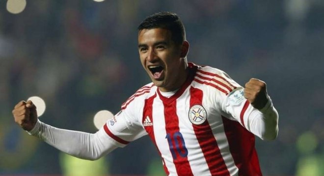 O Santos ficou bem próximo de fechar a contratação de Derlis González, mas a diretoria ainda enfrenta algumas dificuldades para selar o acordo e deve adiar o anúncio do jogador. Apesar de Derlis estar adiantado, Vitor Bueno (que irá fazer o caminho inverso) ainda não havia acertado com o Dínamo de Kiev (UCR) e, por isso, a negociação se prolongou