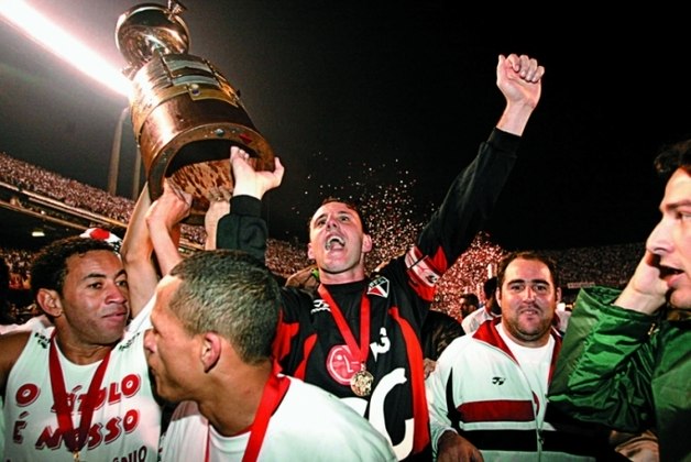 O São Paulo venceu o Athletico-PR por 4 a 0, no Morumbi, no dia 14/07/2005 e conquistou o tricampeonato da Libertadores. Com isso, o Tricolor comemora 16 anos da conquista. Veja onde estão os principais jogadores da equipe na galeria.