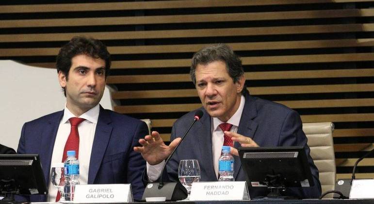O secretário do Ministério da Fazenda, Gabriel Galipolo, e o ministro Fernando Haddad