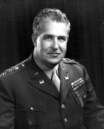 O segundo foi o coronel Leslie Groves, principal responsável pela supervisão do projeto para o Exército dos EUA. 