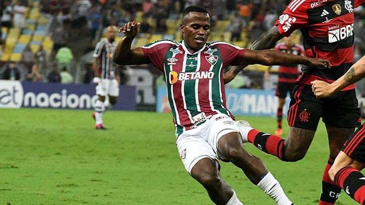 O segundo tempo começou como terminou o primeiro, com o Fluminense todo no ataque.