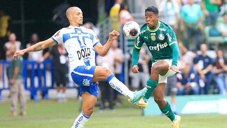O segundo tempo começou como terminou o primeiro, com o Palmeiras todo no ataque.