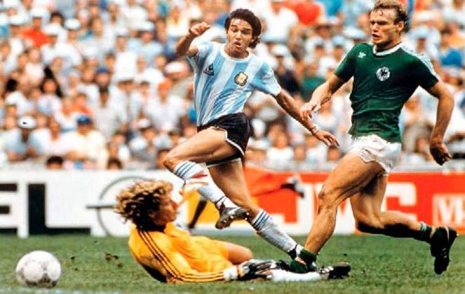 O segundo título argentino teve enredo muito semelhante ao título de 2022: os argentinos abriram 2 a 0 com Brown e Valdano. Aos 29 do segundo tempo, Rumenigge diminuiu. Faltando dez minutos para o fim do jogo, Rudi Völler empatou o jogo, o que levaria a decisão para a prorrogação. Mas aos 38 minutos, Burruchaga (foto) fez o terceiro gol da Argentina, trazendo alívio à seleção de Maradona, o grande nome daquele Mundial. 