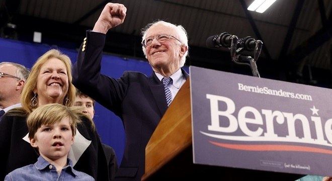 O senador Bernie Sanders comemora a vitória na primária de New Hampshire ao lado da família (11.2.20)