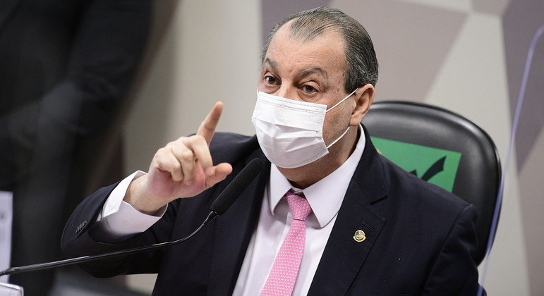 Omar Aziz afirmou que objetivo de emenda era agilizar a compra de vacinas