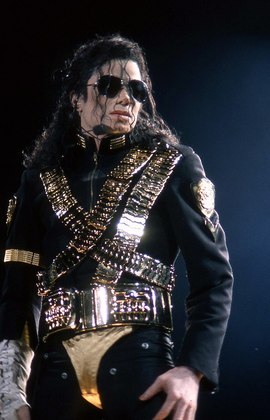 O sexto lugar é de Michael Jackson, um dos maiores cantores, compositores e dançarinos do mundo. O astro morreu em 2009, aos 50 anos, vítima de parada cardíaca. O astro arrecadou 75 milhões de dólares em 2022, o equivalente a R$ 420 milhões. 