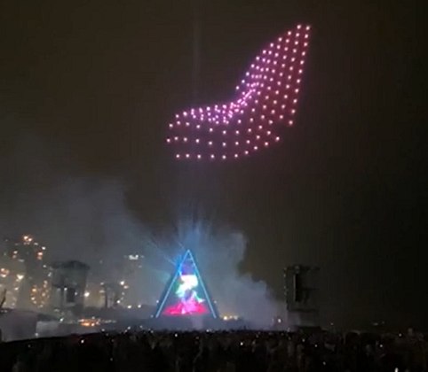 O show foi gratuito e contou com espetáculo de drones, além de uma estrutura gigantesca em forma de pirâmide que exibia imagens em alta resolução.