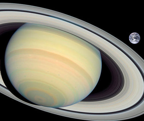 O sistema de anéis de Saturno é o maior e mais massivo dos planetas. Até por isso, é o mais conhecido e visível, estampando qualquer ilustração desse planeta. As partículas desses anéis são formadas principalmente por gelo de água. 