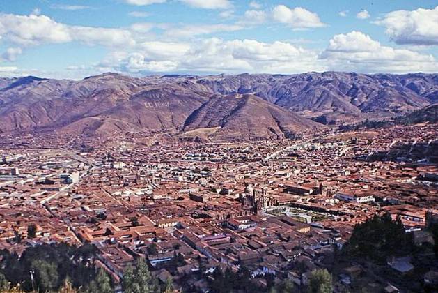 O sítio arqueológico de Machu Picchu tem como referência a cidade de Cusco. Uma das atrações turísticas desta região é a trilha inca, que busca refazer o trajeto idealizado por esse povo para defesa e comercialização de produtos 