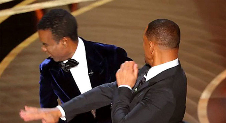 O soco de Will Smith em Chris Rock durante a cerimônia do Oscar de 2022 entrou para a história por ter sido inédito no evento