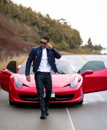 O sonho de Carlinhos Maia era ter uma Ferrari e essa foto mostra que o comediante alcançou o que desejava.
